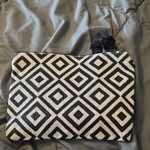GEOMETRIC BLACK AND WHITE CLUTCH WITH 2 NAIL POLISH